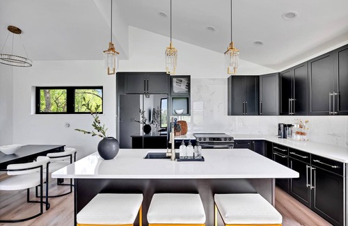 Tully House | Luxe 2-bedroom House, Firepit, Speakeasy, EV Charger, 1911Beak&Skiff & orchards
