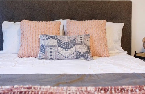 Marangaroo House | Luxe 3BR: A Holiday Retreat near to Beaches and Golf Course!