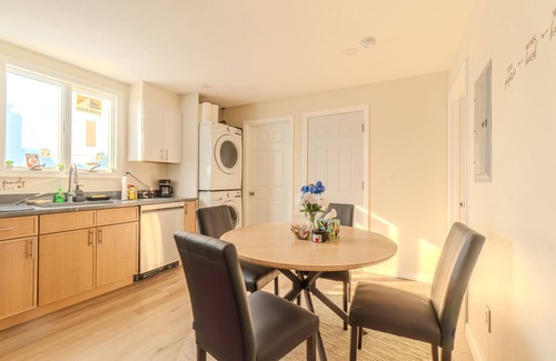 East Somerville House | LUXE 4BDR/2BA Near Boston- T-Station & Encore Casino