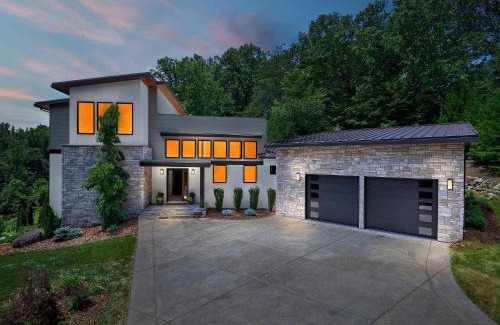 Alexander House | Luxe 5BR with Home Theater, Pool Table and Firepit