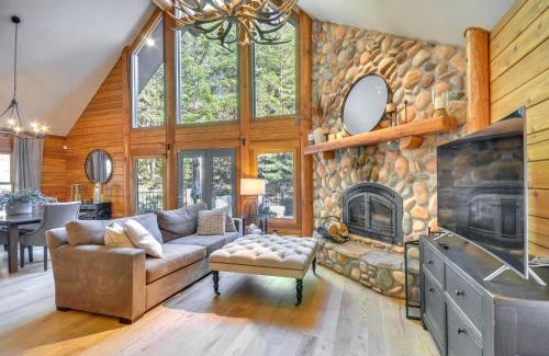 Gaston House | Luxe Cabin in the Woods Walk to Lake!