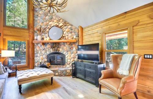 Gaston House | Luxe Cabin in the Woods Walk to Lake!