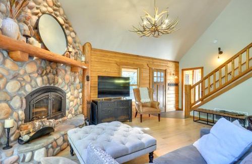 Gaston House | Luxe Cabin in the Woods Walk to Lake!