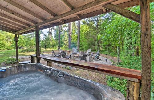 Pearcy House | Luxe Cabin with Hot Tub on 5 Acres in Pearcy!