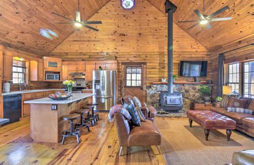 Pearcy House | Luxe Cabin with Hot Tub on 5 Acres in Pearcy!