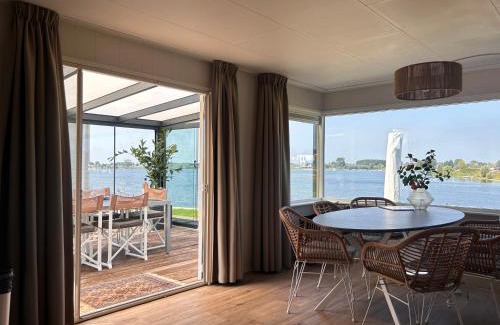 Lith Ski Chalet | Luxe chalet direct aan het water met strand