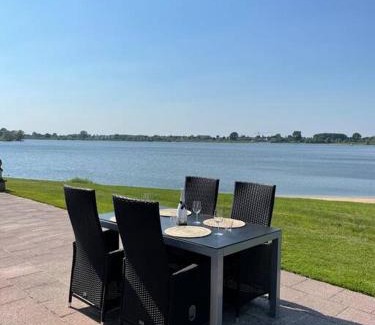 Lith Ski Chalet | Luxe chalet direct aan het water met strand
