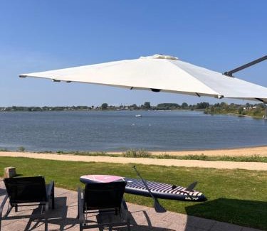 Lith Ski Chalet | Luxe chalet direct aan het water met strand