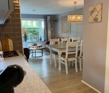 Bosgebied Hoenderloo Ski Chalet | Luxe Chalet met prachtig terras op de Veluwe , veel privacy