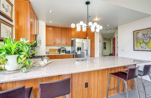 Emeryville Condo | Luxe Condo w/Private Patio & Perks in Emeryville!
