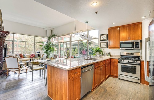 Emeryville Condo | Luxe Condo w/Private Patio & Perks in Emeryville!
