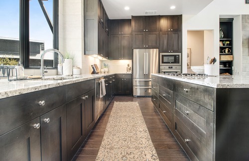 Spicewood House | Luxe designer treehouse with private hot tub & alfresco living - dog-friendly