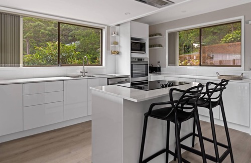 Tascott House | Luxe Family Retreat - Large Pool and Sea Views