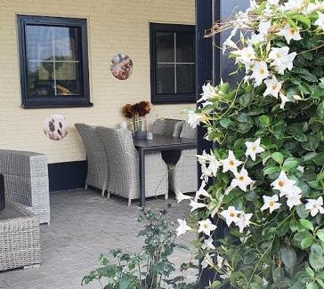 Westendorp House | Luxe gastenkamer met living en keuken bij Friezen paarden Stal Pellendijk
