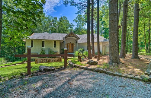 New Plymouth House | Luxe Hideaway Ranch with Hot Tub on 40 Acres!