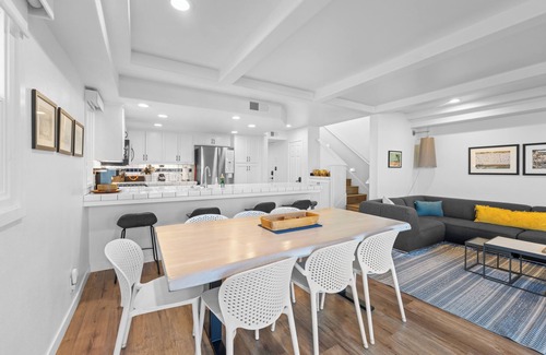 South Mission Beach House | LUXE HOME SLEEPS 20 MISSION BEACH PARKING 4 CARS