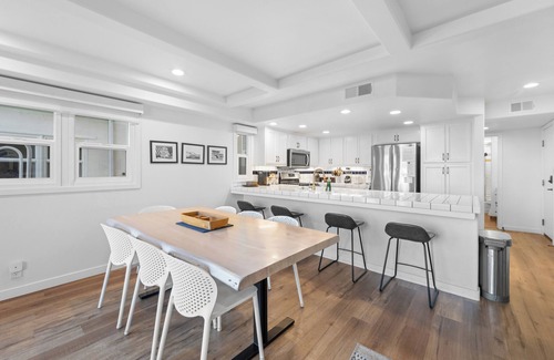 South Mission Beach House | LUXE HOME SLEEPS 20 MISSION BEACH PARKING 4 CARS