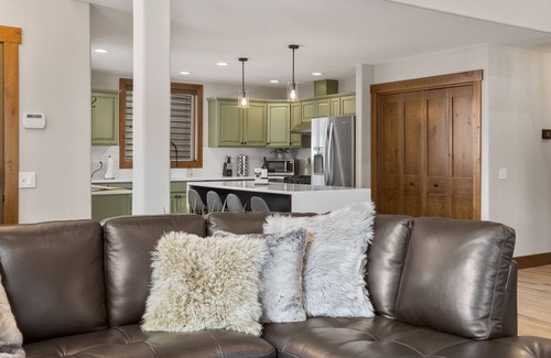 Ronald House | 🌄Luxe House - NEW game room, hot tub, firepit, private retreat 🌄