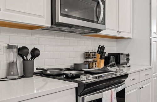 Charlotte House | Luxe King 3BR Townhouse - Mins to Uptown CLT!