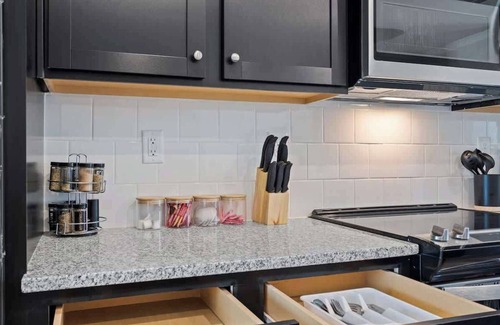 Charlotte House | Luxe King 3BR Townhouse -Mins to Uptown CLT!