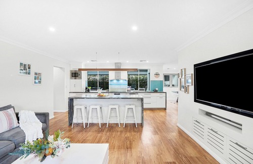 Mullaloo House | Luxe Lagoon: Family-Friendly Retreat with Pool!