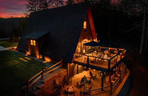 Mill Spring House | LUXE Lake Adger-Lakefront Home, Private Dock, Hot Tub, Fire Pit, Canoe, Epic Mtn & Lake Views, Universal EV Station