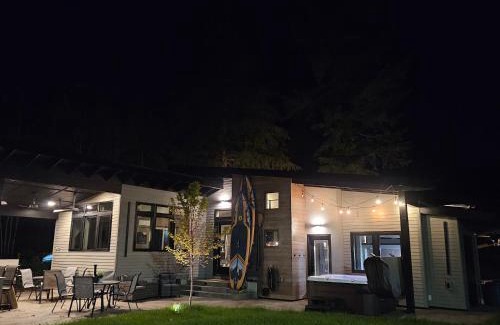 Mossyrock House | Luxe Lake Cabin Hot tub Grill Firepit EV charger