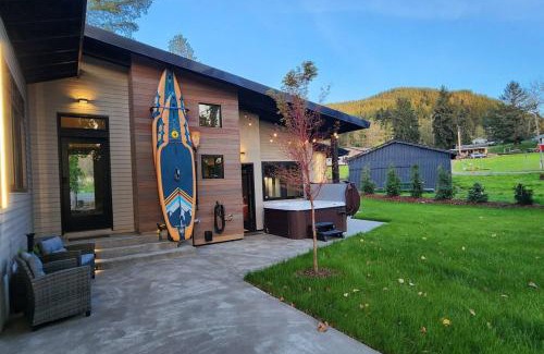 Mossyrock House | Luxe Lake Cabin Hot tub Grill Firepit EV charger