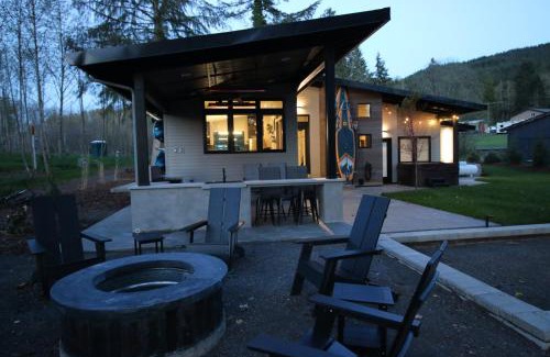 Mossyrock House | Luxe Lake Cabin Hot tub Grill Firepit EV charger
