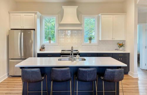 Dadeville House | Luxe Lakefront Getaway with Porch and Water View!