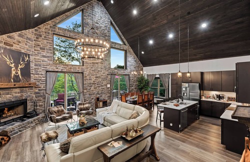 Alpine Lake Cabin | Luxe Lodge, Fam & Dog Friendly, Hot Tub, Arcade ,Game Rm