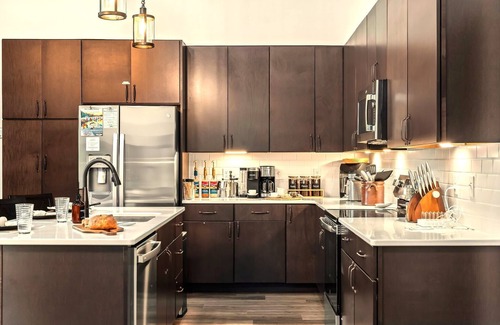 Alpine Lake Cabin | Luxe Lodge, Fam & Dog Friendly, Hot Tub, Arcade ,Game Rm