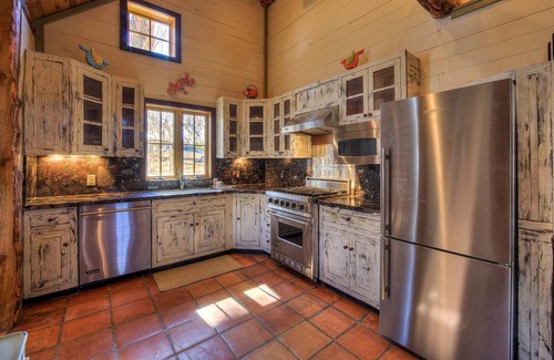 Spanish Valley Cabin | Luxe Log Cabin ~ 15 Mi to Downtown Moab!
