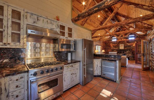 Spanish Valley Cabin | Luxe Log Cabin ~ 15 Mi to Downtown Moab!