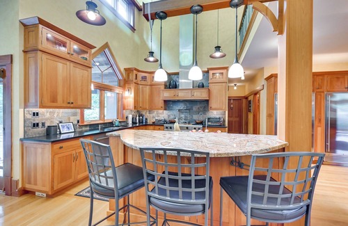 Longmeadow House | Luxe Longmeadow Estate w/Private Hot Tub