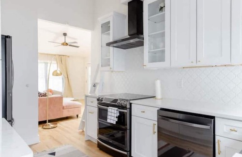 Decatur House | Luxe Modern Hideaway in Downtown Decatur - 1BR 1BA
