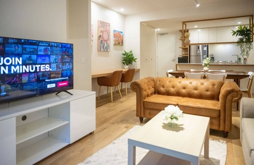 Doncaster Apartment | Luxe Modern I OPP Westfield I Pool I Gym I CarPark