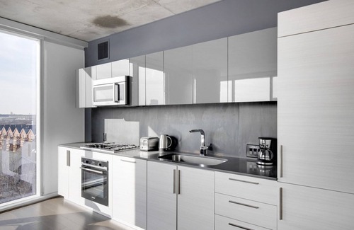 River North Apartment | Luxe Near North 2BR w/Roof & Gym, close to Red Line, by Blueground