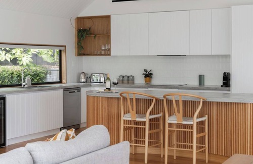 West Launceston House | Luxe - Nestled in the hills of West Launceston
