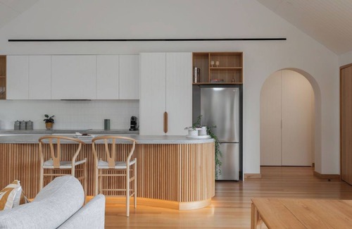 West Launceston House | Luxe - Nestled in the hills of West Launceston