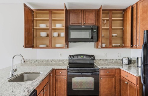 North Bethesda Apartment | Luxe North Bethesda 1BR w/W/D, Pool & Gym, nr Metro, by Blueground