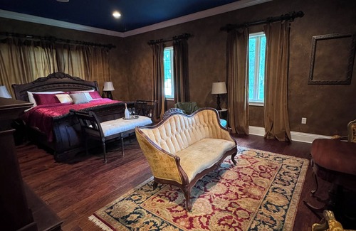 Lakeland Bed & Breakfast | Luxe Penthouse Suite at Opal Oaks Micro Resort