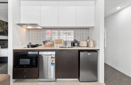 Cairns Central Business District Apartment | Luxe Retreat - Waterfront, Gym & prime Location