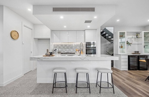 Curlewis House | Luxe, Rooftop Terrace, Views, Three-levels