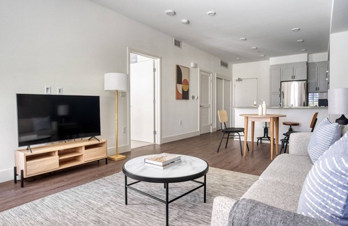 Central San Mateo Apartment | Luxe San Mateo 1BR w/Gym, Roof Deck & W/D, near Caltrain, by Blueground