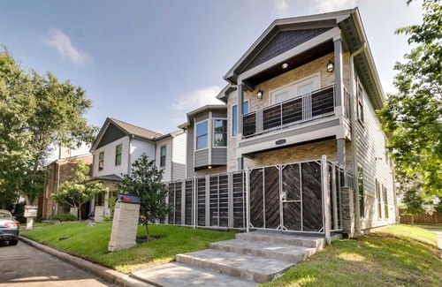 Briarforest House | Luxe Southwest Houston Home with Balconies and Patio!