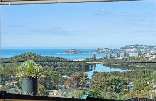 Wamberal House | Luxe Terrigal Beach ocean view