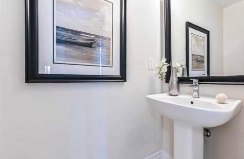 North York Apartment | Luxe Toronto Townhome, Rooftop Terrace, Parking