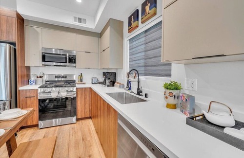 Sherman Oaks House | Luxe Townhome | Newly-Built