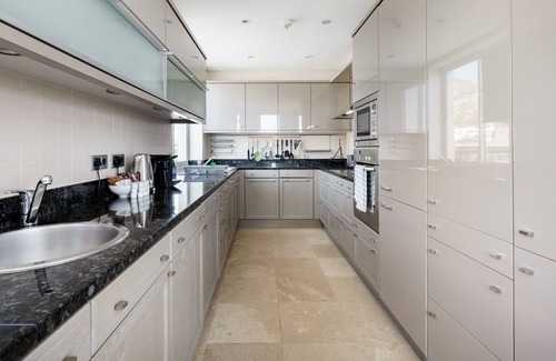 Victoria and Alfred Waterfront Apartment | Luxe VandA Marina Penthouse with Terrace and Direct Elevator